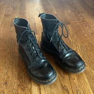 Dr. Martens 1460 WOMEN'S SMOOTH LEATHER LACE UP BOOTS in BLACK SMOOTH LEATHER